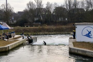 Fuchsloch welle Nürberg Pegnitz in LSG Pegnitztal West 2025-02-09_01 es ist die Betonkonstruktion und die Welle mit 3 Surfern zu sehen